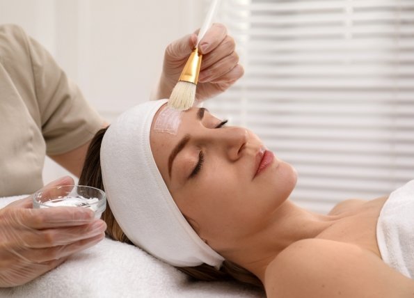 Peeling Maskesi Mi, Arındırıcı Tonik Mi? Cildinize En Uygun Ürünü Seçin!